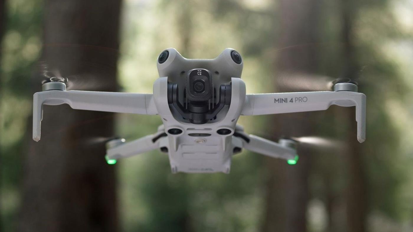 DJI Mini 4 Pro bir dağ gölü kenarında duruyor