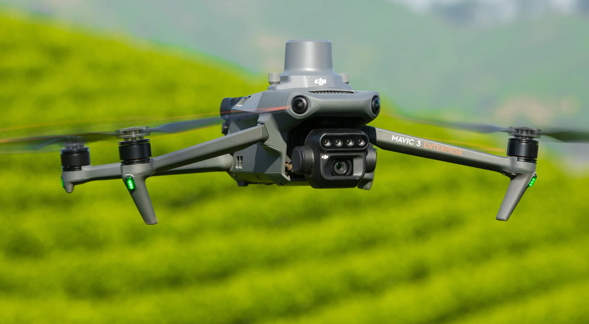 DJI Mavic 3 Pro drone'un üçlü kamera sistemi