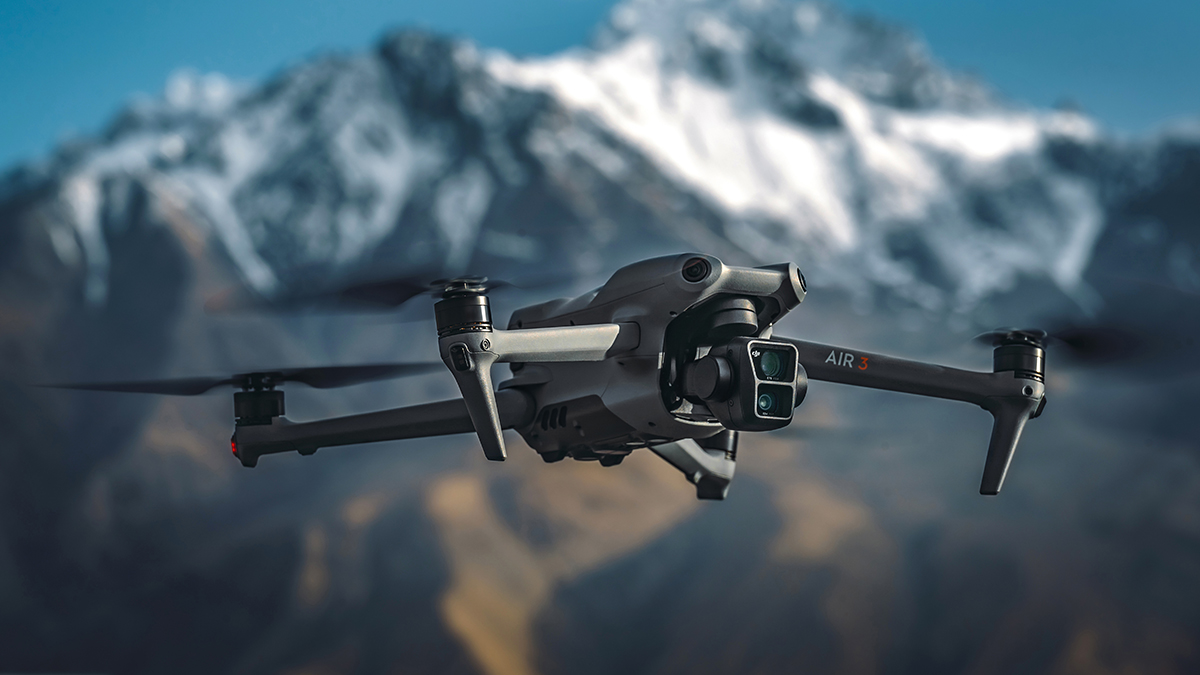 DJI Air 3 drone bir kanyon üzerinde uçuyor