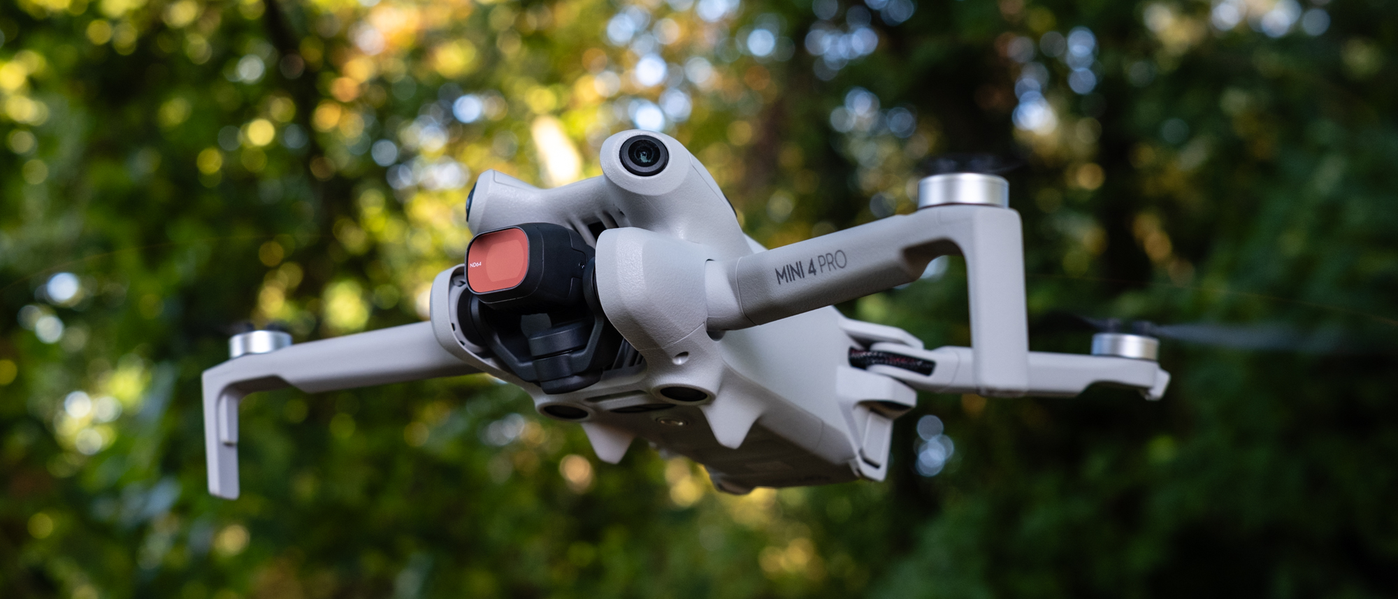 DJI Mini 4 Pro'nun çok yönlü engel algılama sensörlerini gösteren bir illüstrasyon